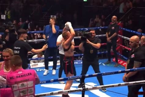 daniela celebration|Kingpyn Boxing video: Daniella Hemsley flashes fans。